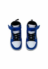 Baskets montantes bleu et blanc avec des accents noirs, dotées d'une sangle, d'un système de laçage et d'un design perforé à l'avant pour la respirabilité.