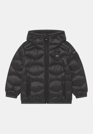 Veste matelassée noire avec capuche, fermeture éclair à l'avant, deux poches zippées et petit écusson avec le nom de la marque sur la poitrine et la manche.