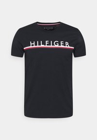 Černé tričko s krátkým rukávem s nápisem "HILFIGER" a červenými, bílými a námořnickými vodorovnými pruhy přes hruď.