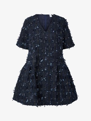 Mørkeblå kjole med V-udskæring, korte ærmer og en tekstureret stof med vævede tråde og lyseblå accenter. Blød, svagt utsvungen silhuet.