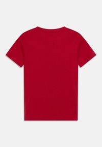 Czerwona bawełniana koszulka z krótkim rękawem, z okrągłym dekoltem, gładką fakturą i jednolitym kolorem bez widocznych wzorów czy ozdób.