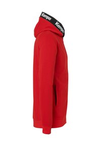 Sweat à capuche rouge avec un col noir marqué, présentant des manches longues et une poche avant. Fabriqué en tissu lisse et flexible avec une coupe ajustée.