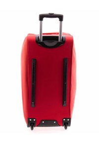 Valise à roulettes rouge avec un extérieur texturé, une poignée extensible, deux tirettes de fermeture éclair noires et une base noire solide avec deux roues.