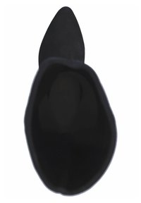 Botín negro de ante hasta el tobillo con punta afilada, textura suave y diseño de parte superior abierta, que muestra un estilo minimalista.