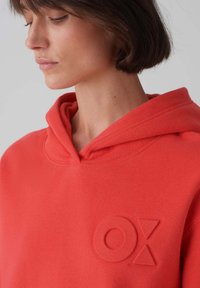 OPUS GARTOX - Felpa con cappuccio - sweet red