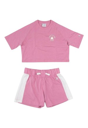 T-shirt corta rosa a maniche corte con scritta "Camp Hilltop Staff" e pantaloncini rosa coordinati con pannelli laterali bianchi e vita elastica.