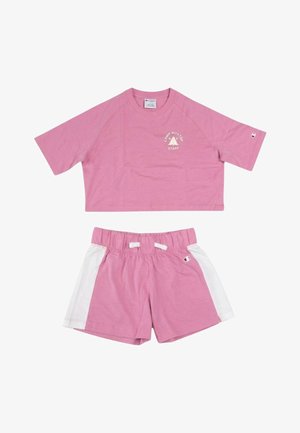 T-shirt corta rosa a maniche corte con scritta "Camp Hilltop Staff" e pantaloncini rosa coordinati con pannelli laterali bianchi e vita elastica.