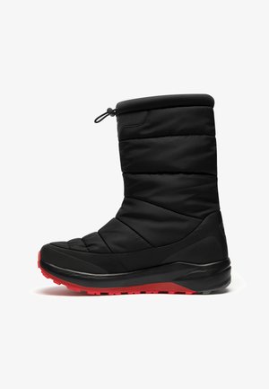 Stivale invernale insulated nero con parte superiore trapuntata, punta rotonda e suola nera testurizzata, con dettagli rossi sulla suola esterna e un cordino di regolazione nella parte superiore.