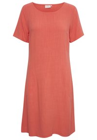 Korallfärgad klänning med kort ärm, tillverkad av lättviktsmaterial, med rund halsringning och två sidofickor för praktisk användning.