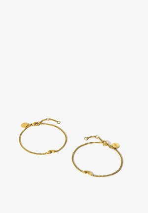 Zwei zarte goldene Kettenarmbänder mit kleinen regenbogenförmigen Anhängern und verstellbaren Verschlüssen auf weißem Hintergrund.