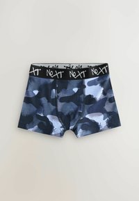 Blå camouflagemønstrede bokser-shorts med en sort elastisk livrem, der har en hvid "Next"-logo. Fremstillet af glat, strækbart materiale.