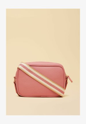 Petit sac bandoulière rectangulaire en cuir rose avec une bandoulière ajustable rayée beige et rose sur fond beige.