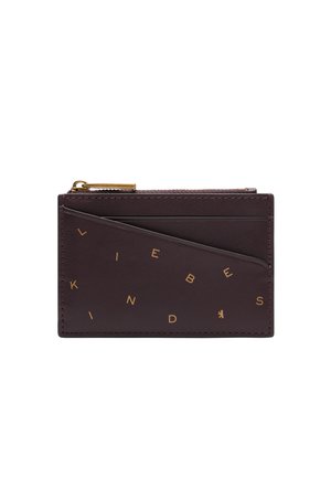 Lederkartenhalter in dunklem Burgunderrot, mit goldenen Buchstaben und Naht, einem Reißverschlussfach und schräg angeordneten Kartenfächern.