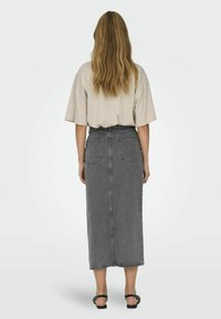 ONLY MITTLERE TAILLE MIDI - Falda vaquera - medium grey denim