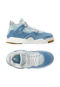 Sneakers in denim blu con accenti bianchi, caratterizzati da una tomaia testurizzata, suola in gomma e dettagli brandizzati sulla linguetta e sul lato.