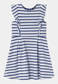 Abito bianco con righe orizzontali blu, dotato di maniche a sbuffo arricciate e gonna a ruota, presentato su uno sfondo neutro.