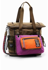 Wielokolorowa torba z brązową warstwą zewnętrzną, fioletowo-pomarańczową przednią kieszenią, czarnymi elementami, podwójnymi uchwytami i teksturowanym paskiem.