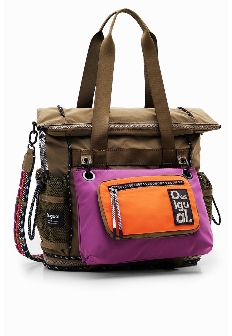 Wielokolorowa torba z brązową warstwą zewnętrzną, fioletowo-pomarańczową przednią kieszenią, czarnymi elementami, podwójnymi uchwytami i teksturowanym paskiem.