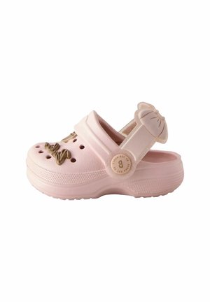 Helles rosa Clog mit einem dekorativen braunen Design auf der Vorderseite, belüftetem Oberteil und verstellbarem Riemen mit einem charakterförmigen Akzent.