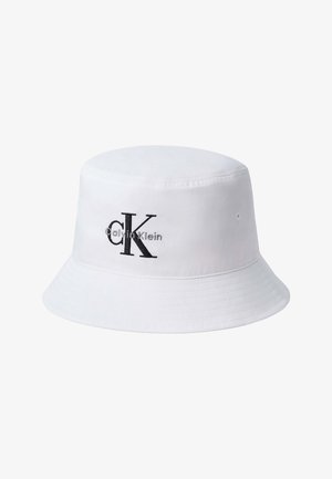 Biały kapelusz typu bucket z czarnym haftowanym logo "ck Calvin Klein" na przodzie, wyposażony w otwory wentylacyjne po bokach.
