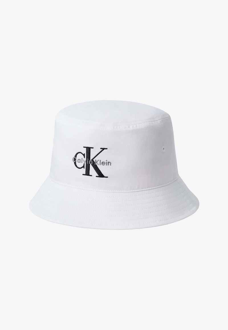 Sombrero tipo pescador blanco con el logo "ck Calvin Klein" en negro bordado en la parte delantera, con ojales de ventilación en los laterales.