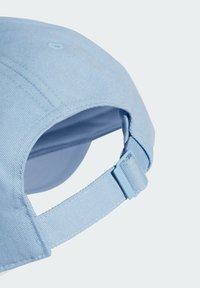 Casquette bleu clair avec un design structuré, dotée d'une texture brodée et d'une sangle réglable à l'arrière.