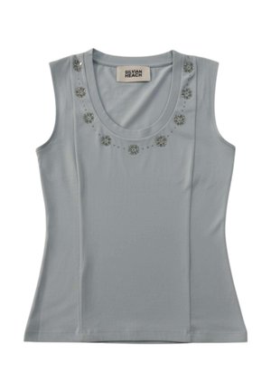 Top grigio chiaro senza maniche con scollo rotondo, decorato con piccoli ornamenti a forma di fiore argentati intorno al colletto.