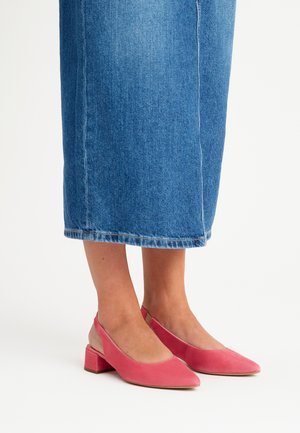 Różowe zamszowe buty slingback z szpiczastym noskiem i niskim klockiem, z wycięciami po bokach dla lepszej wentylacji.