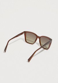 Rjave plastične sončna očala s kvadratnim okvirjem, gradacijskimi lečami in teksturiranimi kraki, z vgraviranimi vzorci vzdolž okvirja.