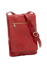 Borsa a tracolla rossa in pelle con finitura lucida, tasca frontale con zip, tracolla regolabile e design minimalista. Texture liscia.