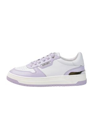 Baskets basses blanches et violet clair avec lacets, bout perforé, détail métallique au talon et logo "GISADA" sur la tige latérale.