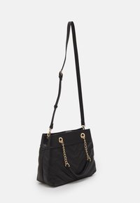 Sort læder håndtaske med quiltet chevron-mønster, guld hardware-detaljer, justerbar skulderrem og et rummeligt rum.