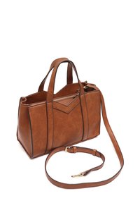 Smeđa kožna torba s strukturiranim dizajnom, dvostrukim ručkama i odvojivim remenom za rame. Ima zatvaranje na rajsferšlus i kutne naglaske.
