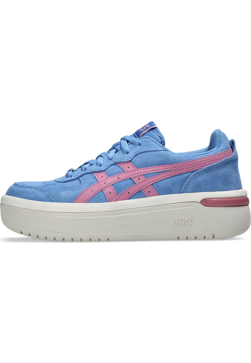 Blauwe suède sneakers met roze accenten, voorzien van een dikke witte zool, ronde neus en contrasterende veters. Inclusief logo-opdruk op de tong.
