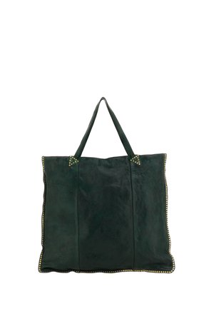 Grande borsa tote in pelle verde scuro con doppi manici e piccole borchie dorate che delineano i bordi e i punti di attacco dei manici.