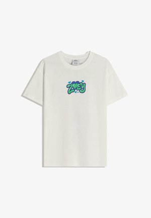 Valkoinen puuvillainen T-paita, jossa on värikäs "Zvey"-kuvio vihreänä ja sinisenä, pienen sydämen yksityiskohdin koristeltuna. Lyhyet hihat, pyöreä pääntie.