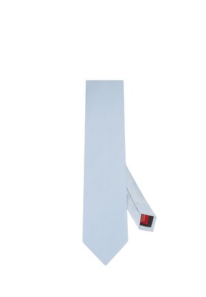 Jasnoniebieski męski krawat o gładkiej fakturze, pokazany na płasko z wąskim końcem lekko złożonym do tyłu, odsłaniającym czerwoną wewnętrzną metkę.