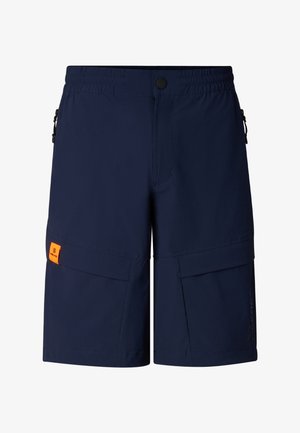 Granatowe spodenki do kolan z elastycznym pasem, czarnym guzikiem, zasuwanymi bocznymi kieszeniami oraz pomarańczową prostokątną łatką na lewej nodze.