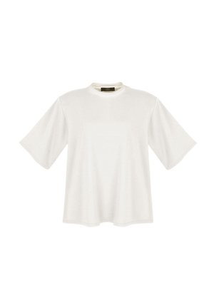 Biała, oversize'owa koszulka z krótkim rękawem i okrągłym dekoltem, z czarną metką na wewnętrznej stronie tylnego kołnierza.