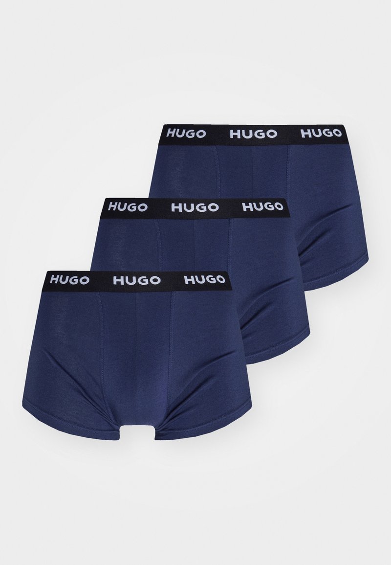 Három pár sötétkék bokszert, fekete gumírozott derékkal, fehér "HUGO" márkázással, sima, rugalmas anyagból.