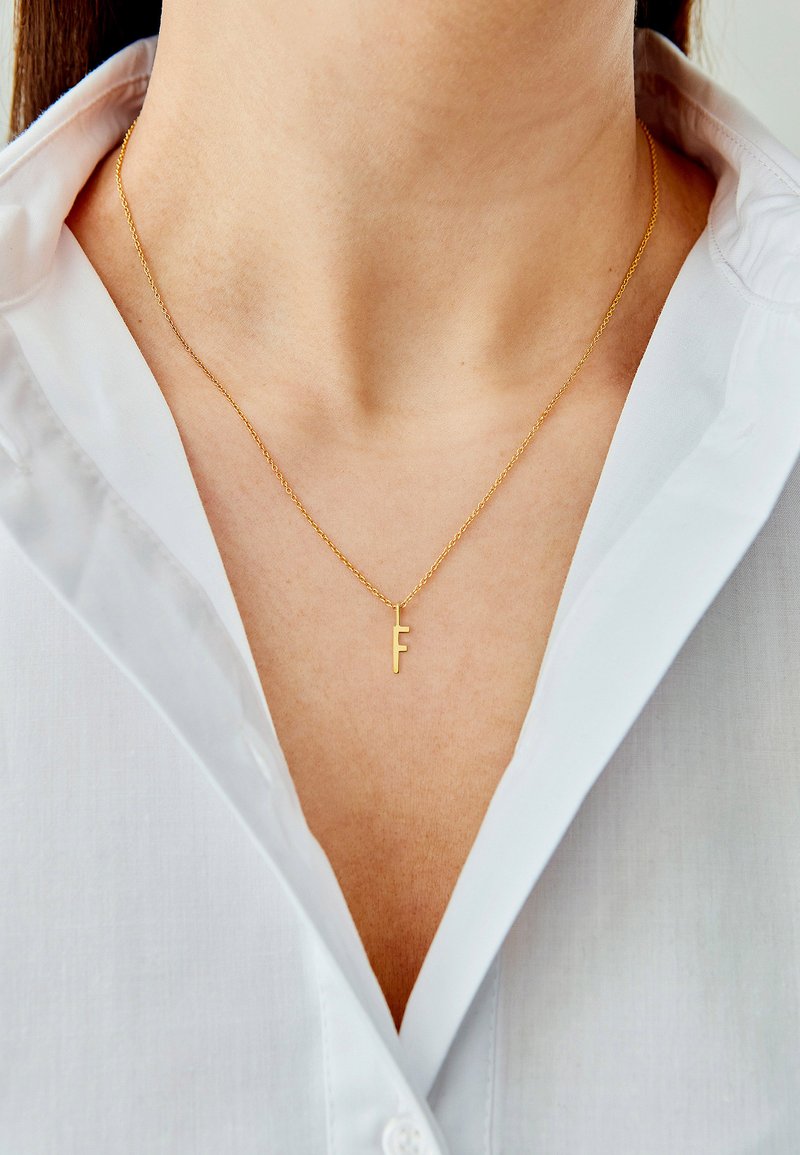 Design Letters HALSKETTE MIT KLEIN INITIAL CHARM GOLD (A-Z) - Halskæder - gold-coloured