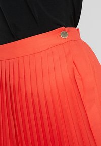 NAF NAF Falda acampanada - red