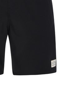 Zwarte boardshorts van een zachte stof, met een wit label op de onderkant rechts. Eenvoudig ontwerp met een rechte snit en zonder patronen.