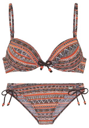 Zweiteiliger Bikini mit geometrischen und floralen Mustern in Orange, Schwarz, Weiß und Gelb, mit verstellbaren Trägern und seitlich zu bindendem Höschen.