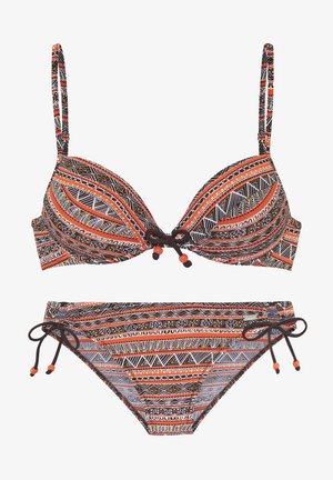 Zweiteiliger Bikini mit geometrischen und floralen Mustern in Orange, Schwarz, Weiß und Gelb, mit verstellbaren Trägern und seitlich zu bindendem Höschen.