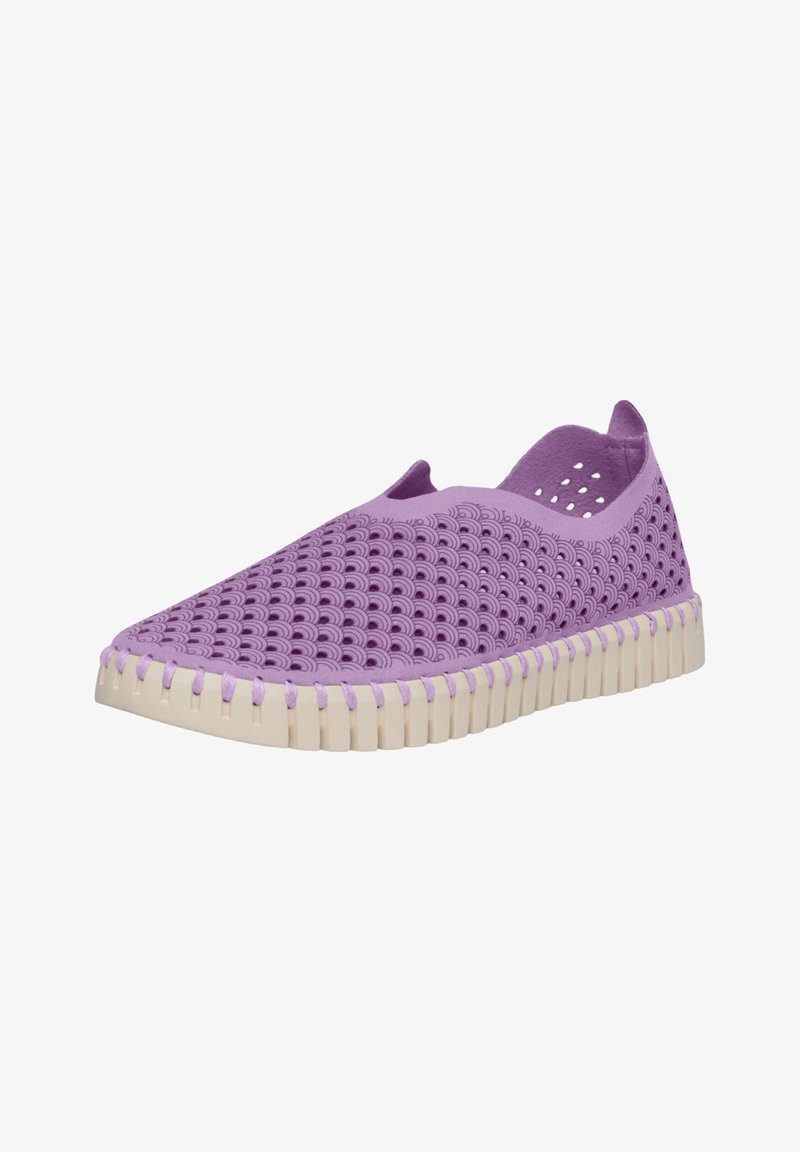 Lila Slipper aus strukturiertem Material, mit einem gemusterten Obermaterial und einer Gummisohle mit einem kontrastierenden Rand. Perforiertes Design.
