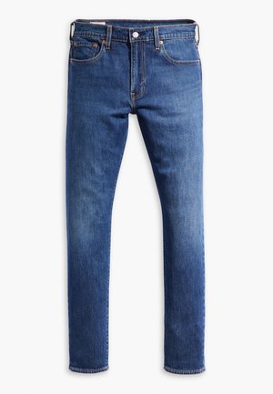 Blaue Slim-Fit-Denim-Jeans mit Frontknopf und Reißverschluss, Fünf-Taschen-Design und orangefarbenen Nähten vor weißem Hintergrund.
