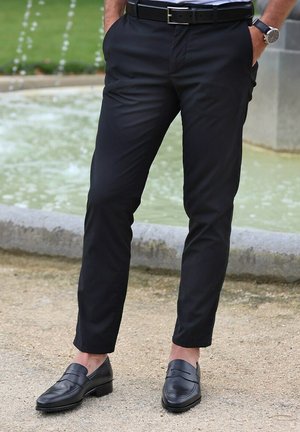 Finsbury LUTON - Slipper - noir