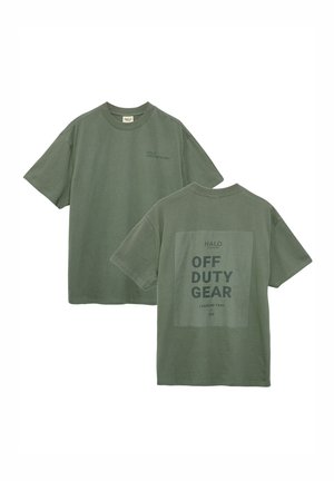 Olijfgroen katoenen T-shirt met een ronde hals, korte mouwen en bedrukt tekst aan de voor- en achterkant. Labels "HALO" en "OFF DUTY GEAR."