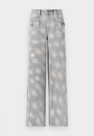 Jean large en denim gris clair avec taille haute, quatre poches et un motif délavé pour un ajustement décontracté.